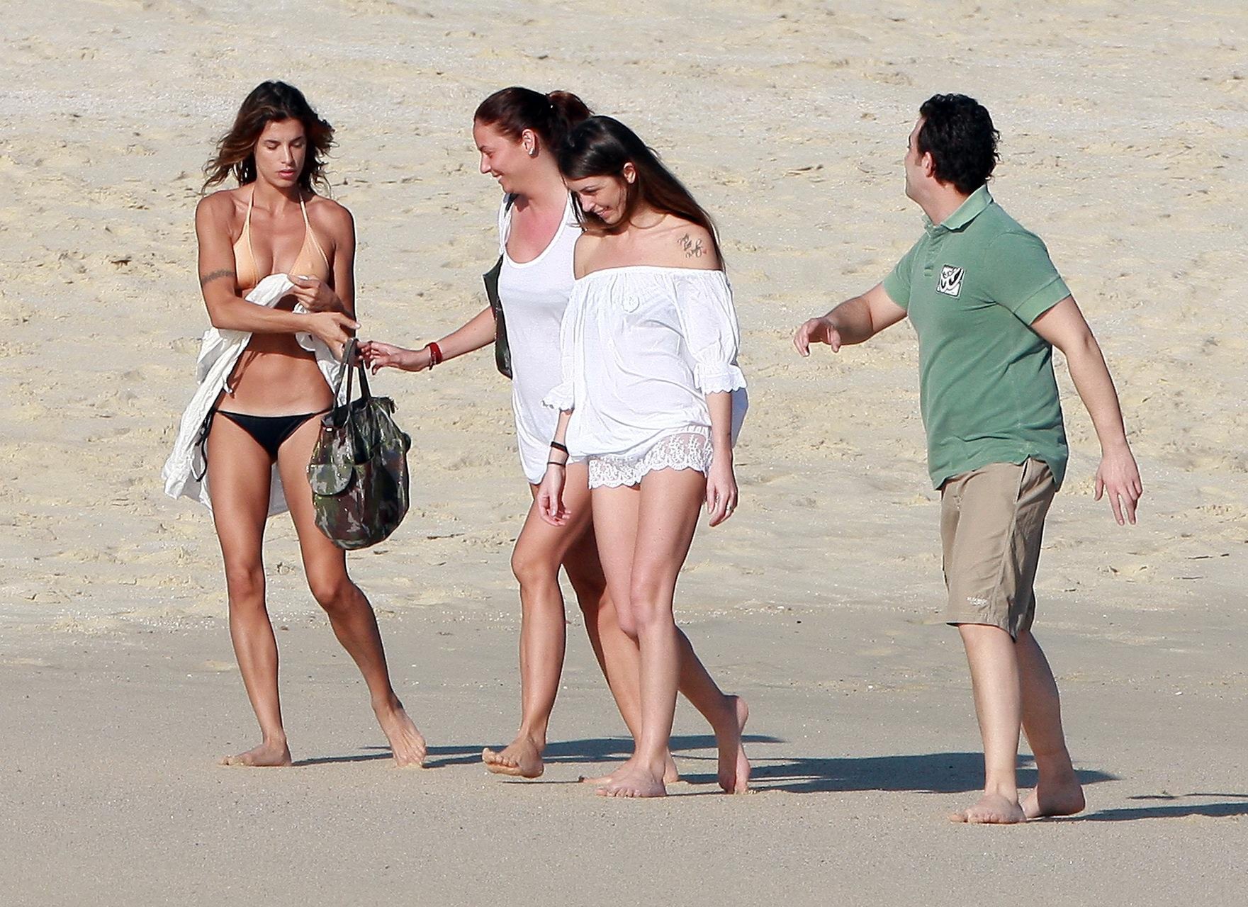 Elisabetta canalis zeigt ihre Pobacken in einem gebräunten Bikini-Oberteil am Strand in Los 
 #75322457