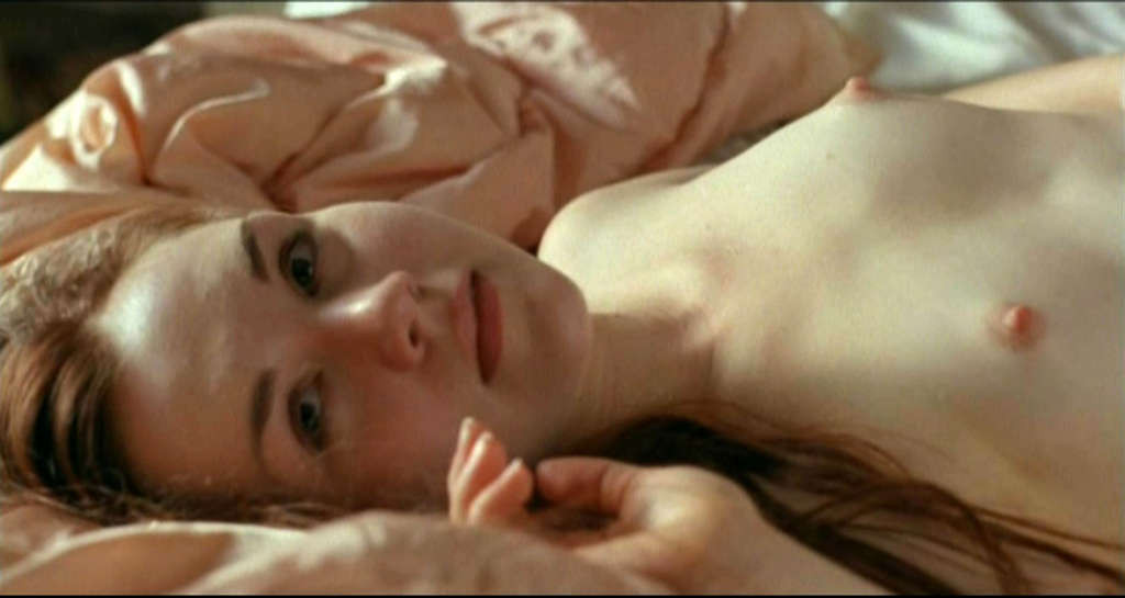 Rachel miner dévoilant ses jolis petits seins et baisant dur dans une scène de film nue
 #75338445