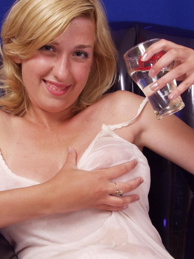 Una rubia entrenando para un concurso de camisetas mojadas
 #73795834