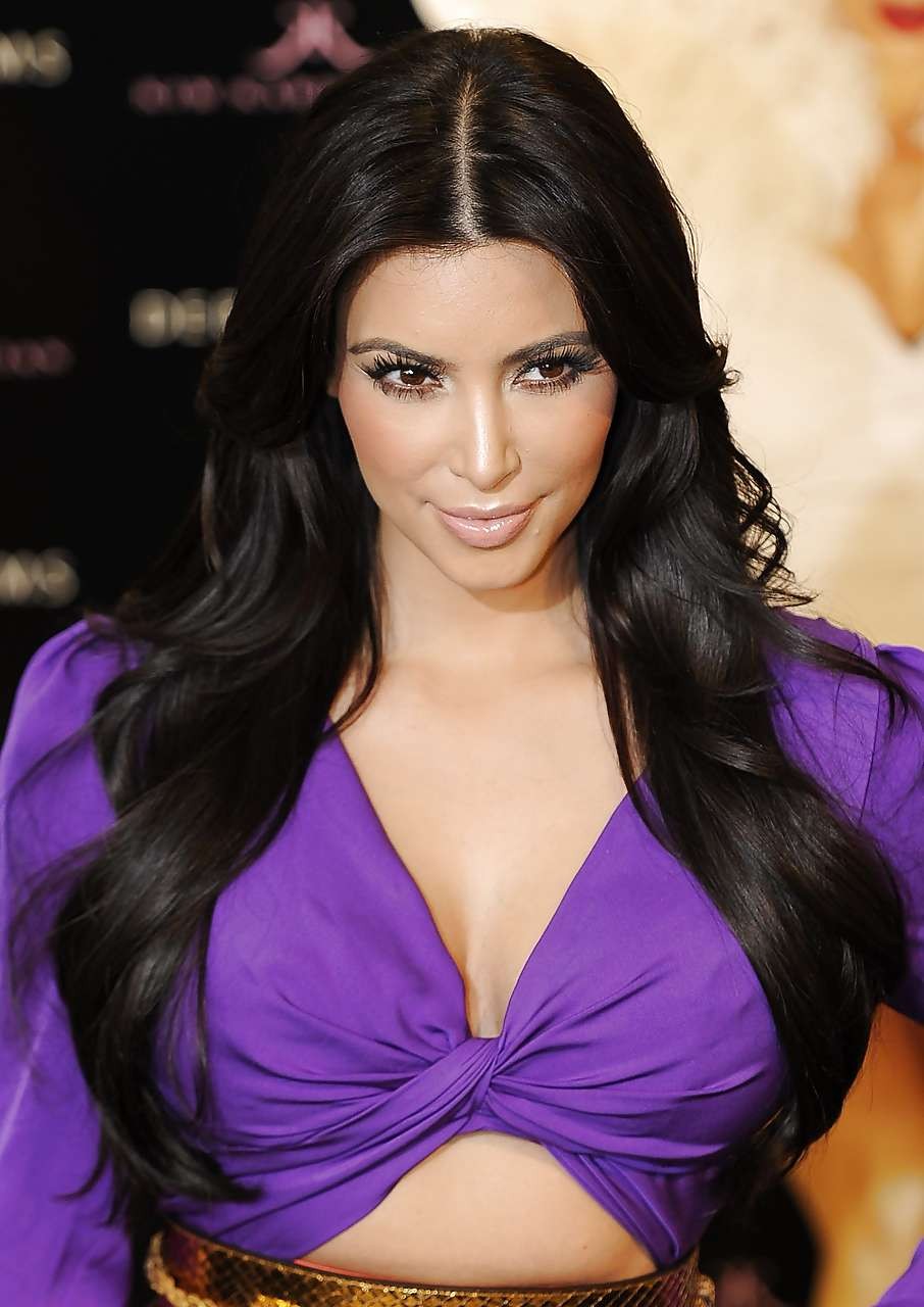 Kim kardashian sehr vollbusig in blauem top und großen arsch in engen rock paparazzi pictu
 #75298650