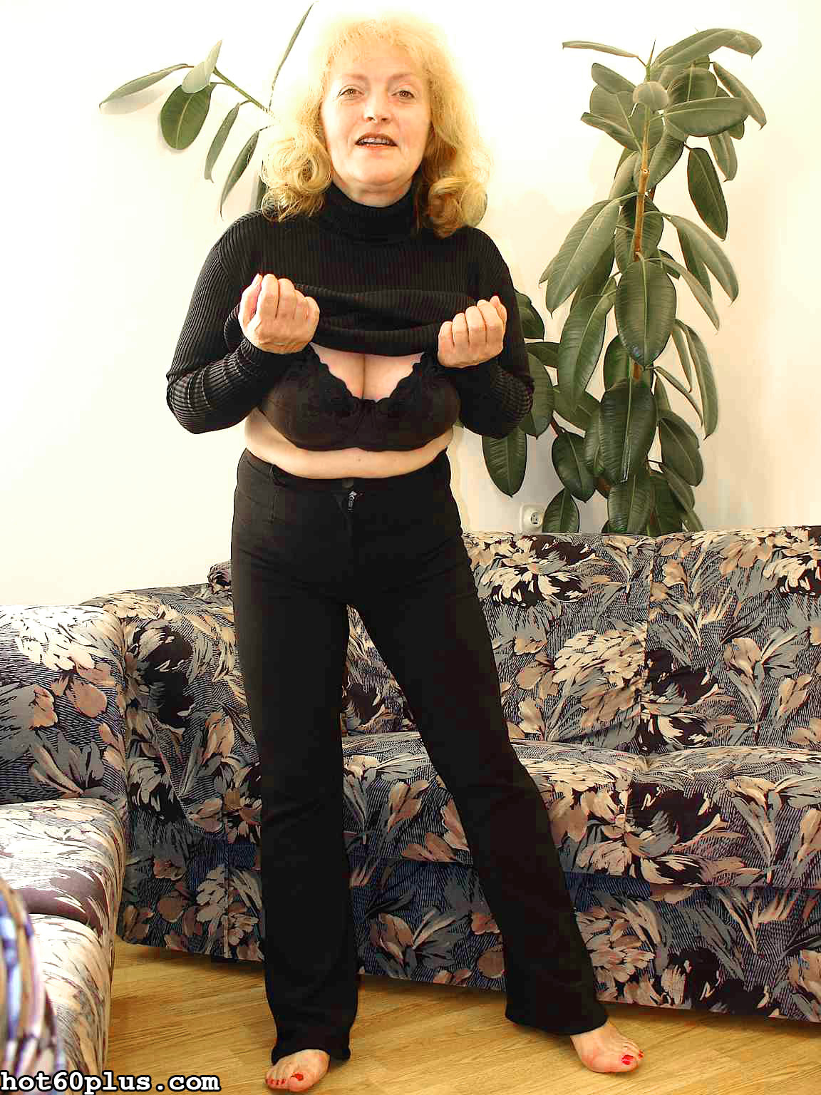 Abuela lujuriosa se encuentra con un tipo y se la chupa
 #77192480