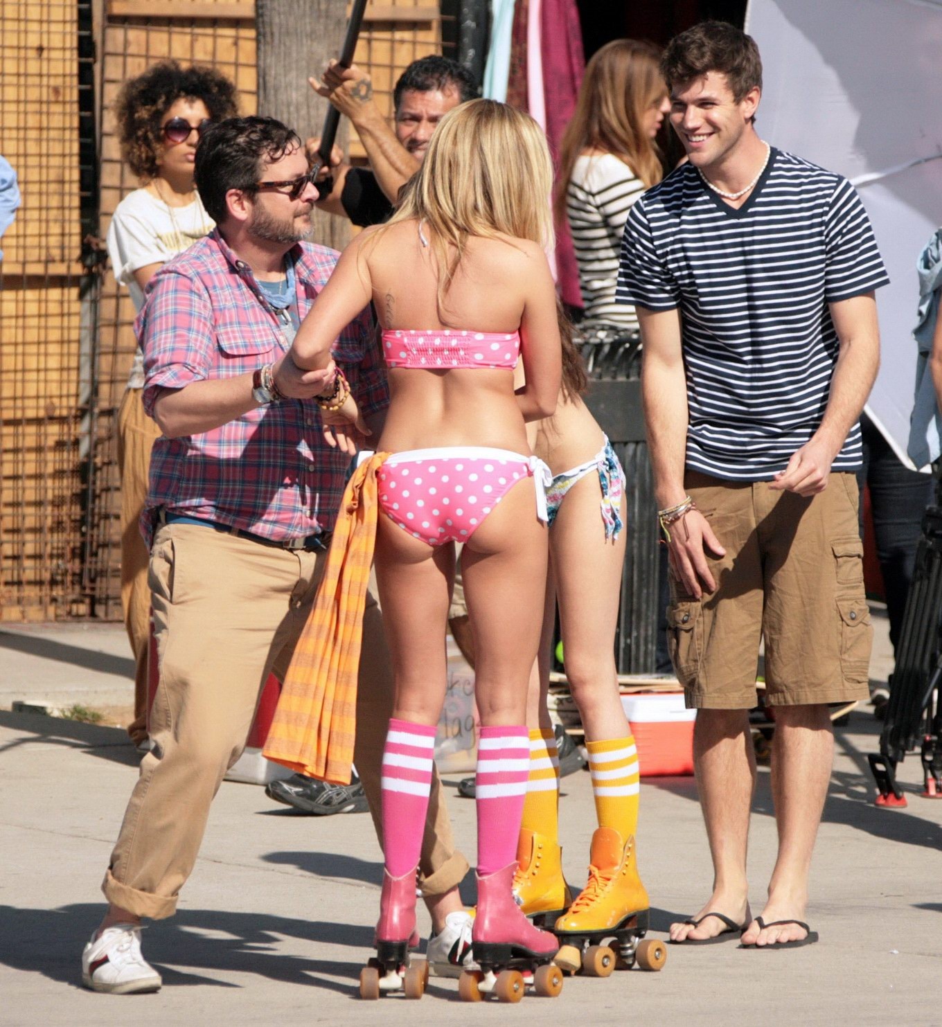 Ashley tisdale faisant du roller en bikini lors du photoshoot sur la plage de Venise
 #75274519