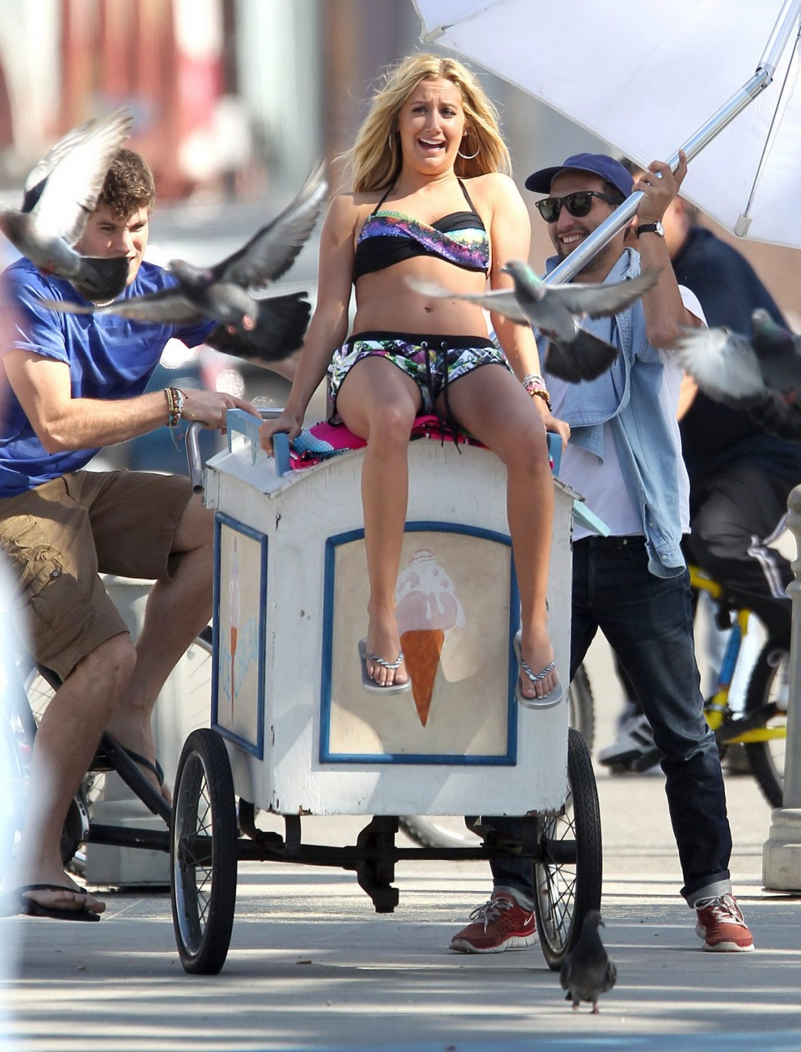 Ashley tisdale faisant du roller en bikini lors du photoshoot sur la plage de Venise
 #75274533