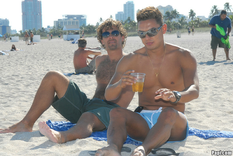 Schauen Sie sich diese heiße Strandparty mit heißen schwulen Männern an, die ihre Sachen abstecken und sich umschauen
 #76953489