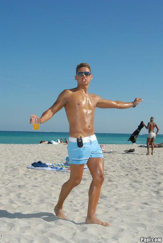 Regardez cette fête sur la plage avec des hommes gays chauds qui s'exhibent et qui cherchent à baiser.
 #76953541