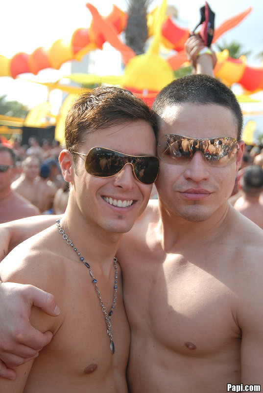 このホットなビーチパーティーでは、ホットなゲイが自分のものを出して、見ています。
 #76953552