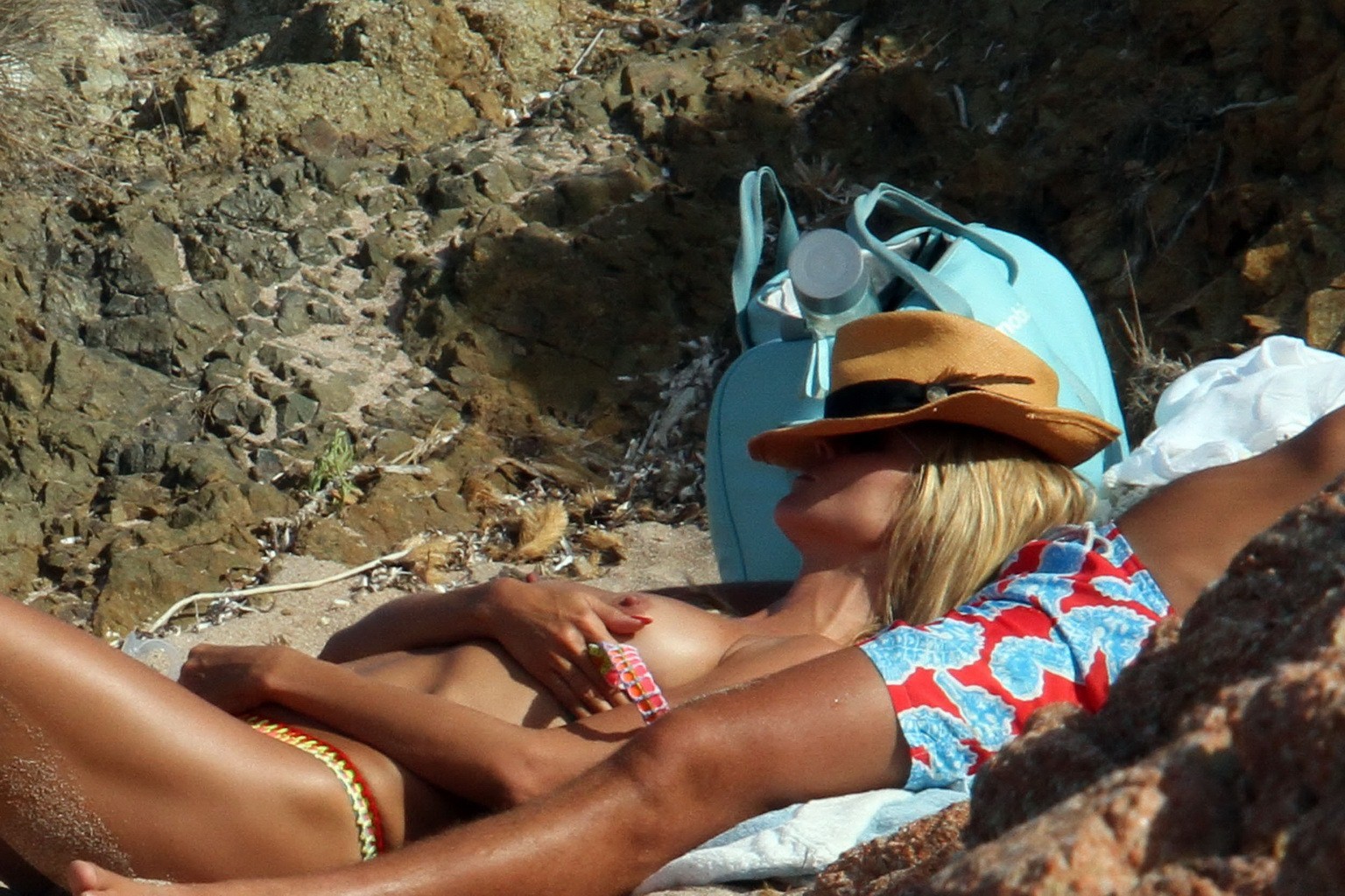 Heidi klum bronzant seins nus et se tripotant à la plage
 #75156607