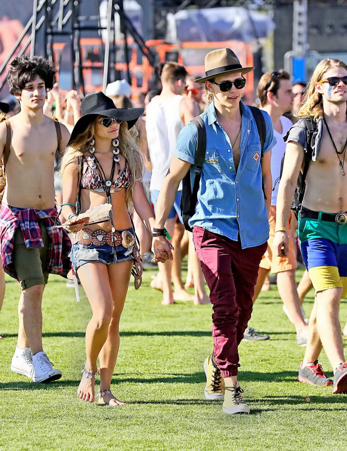 Vanessa hudgens trägt ein knappes Outfit beim coachella 2014
 #75199359