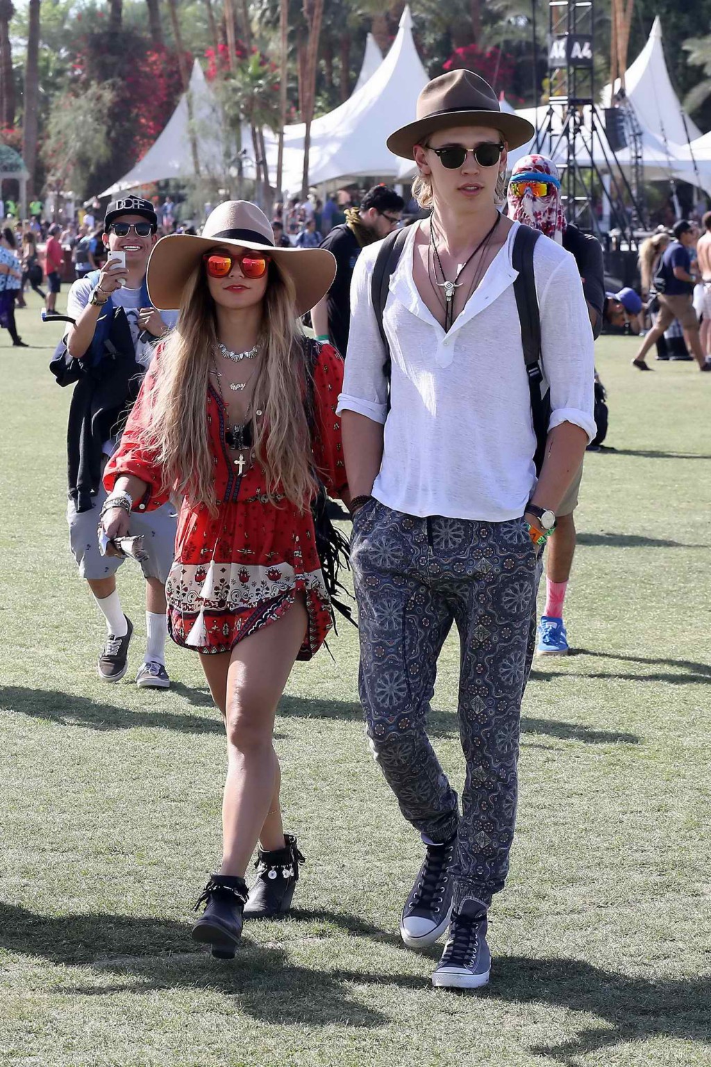 Vanessa hudgens trägt ein knappes Outfit beim coachella 2014
 #75199376