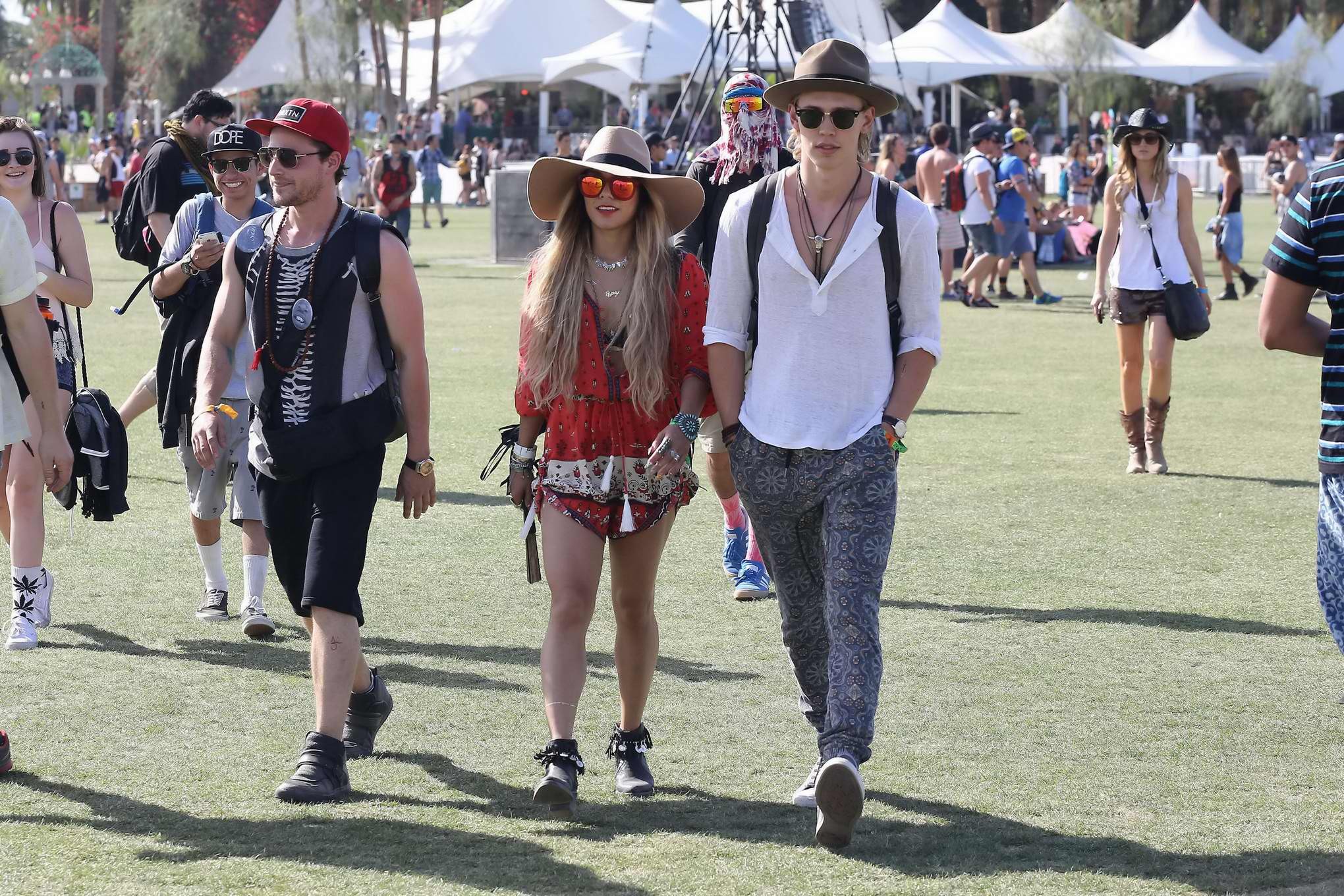 Vanessa hudgens trägt ein knappes Outfit beim coachella 2014
 #75199377