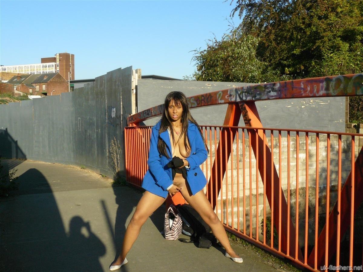 Afro Babe nackt in der Öffentlichkeit und Teen Ebenholz blinkt in Birmingham mit frecher Ausstellung
 #73349844