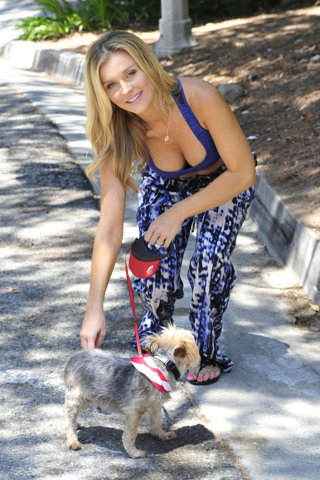 Joanna krupa tetona con un sujetador deportivo azul paseando a su perro en miami
 #75185052