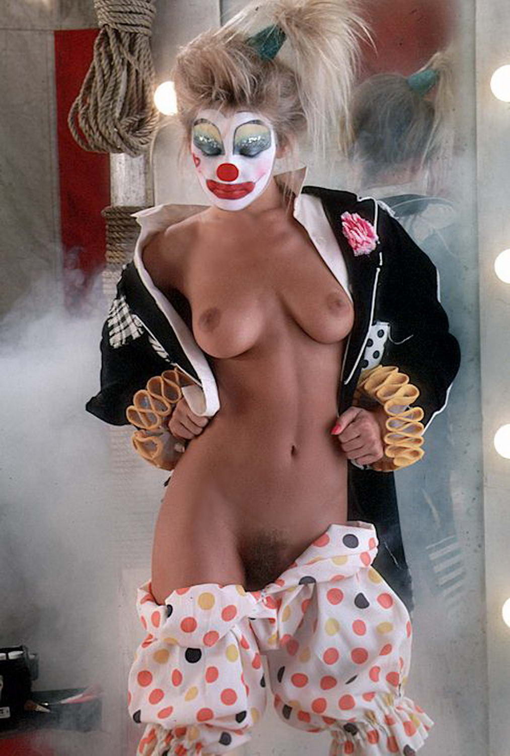 Compagna di giochi bionda calda in un vestito da clown
 #71248994