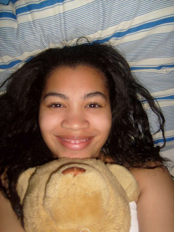 Fotos de una linda joven latina incluyendo su topless en la cama y chupando un poco
 #68491273