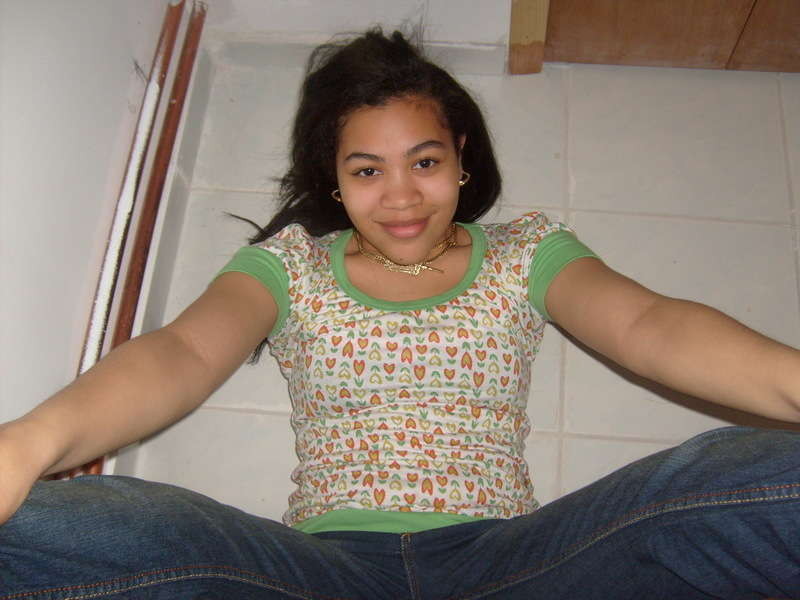 Foto di una teenager latina carina tra cui lei che si mette in topless a letto e succhia un po
 #68491293