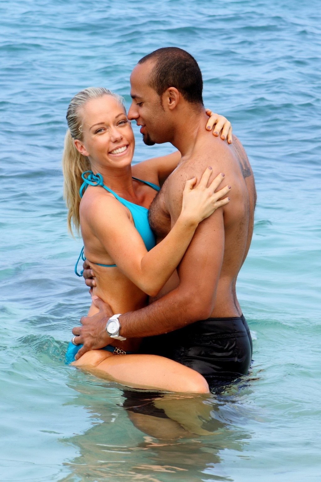 Kendra wilkinson en bikini avec son mari sur une plage hawaïenne.
 #75271182
