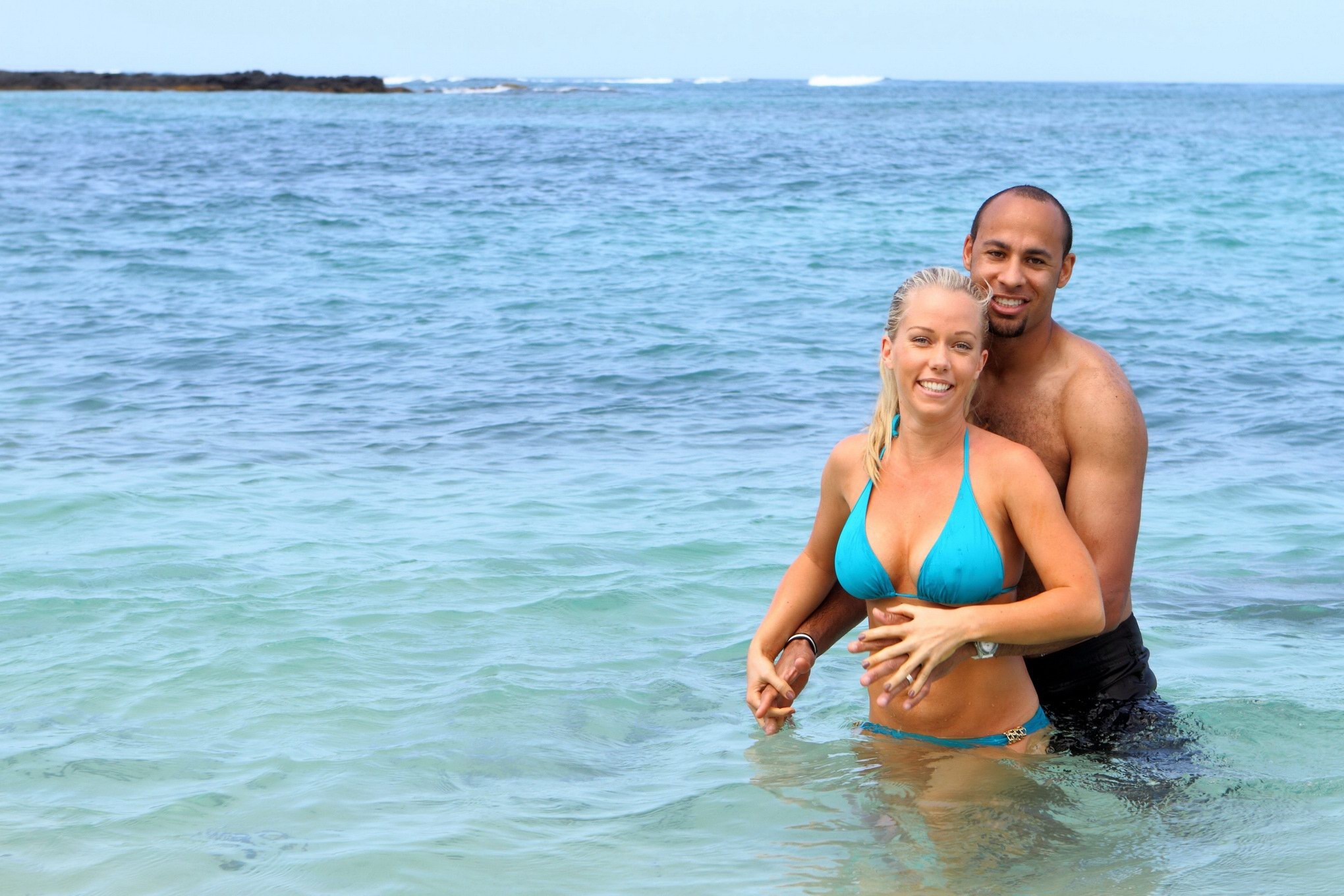 Kendra wilkinson vollbusig im Bikini jagt ihren Mann am hawaiianischen Strand
 #75271196