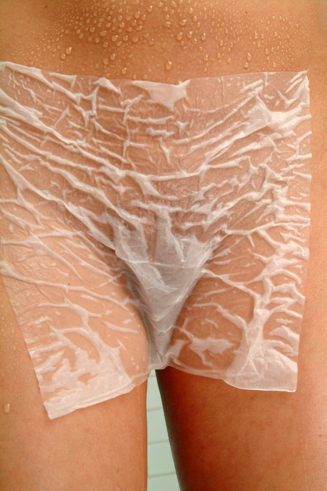 Heißes Babe im Bikini lernt, eine Tissue-Queen zu sein.
 #67733021