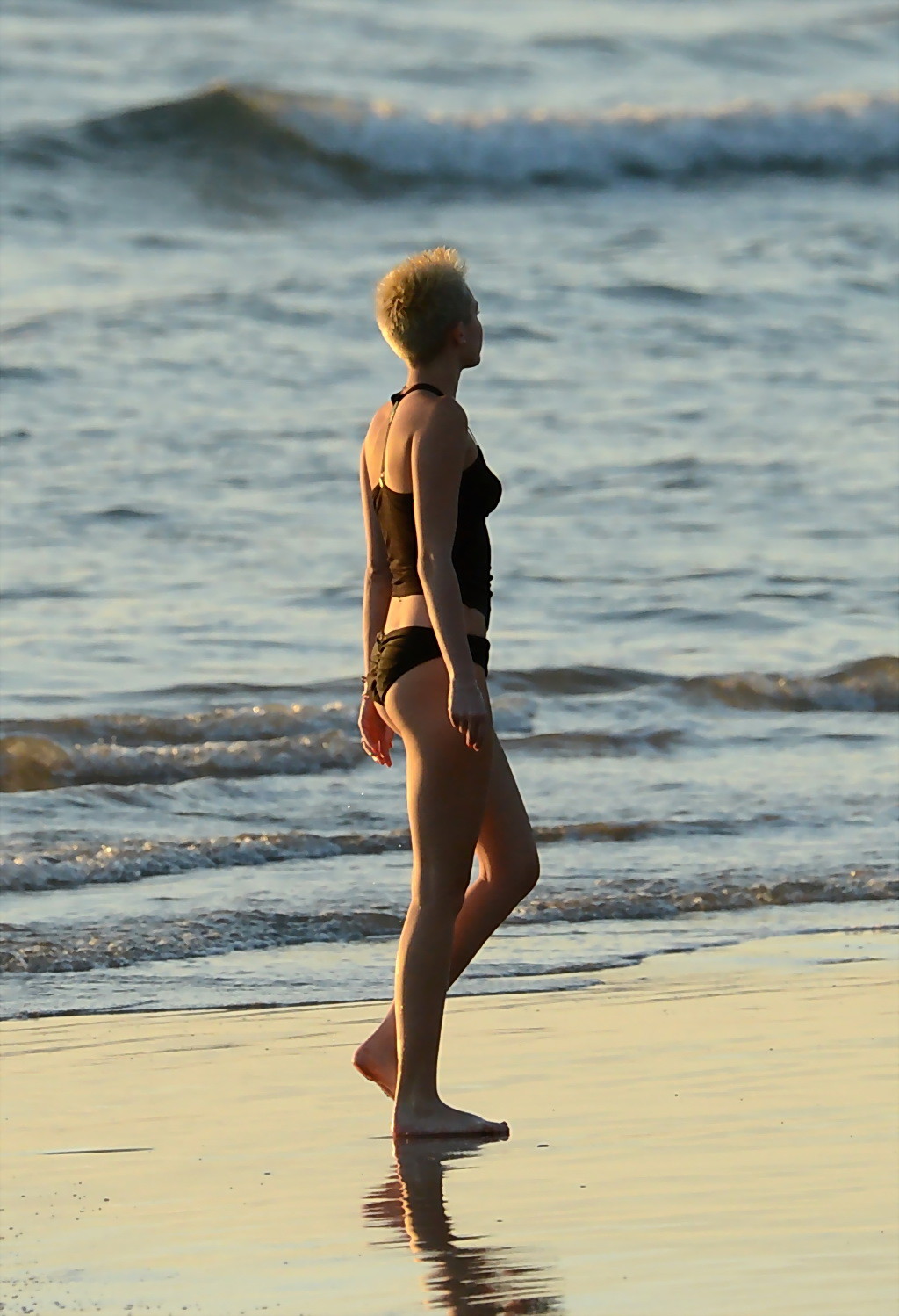 Miley cyrus se ejercita en bikini en la playa de hawaii
 #75242424