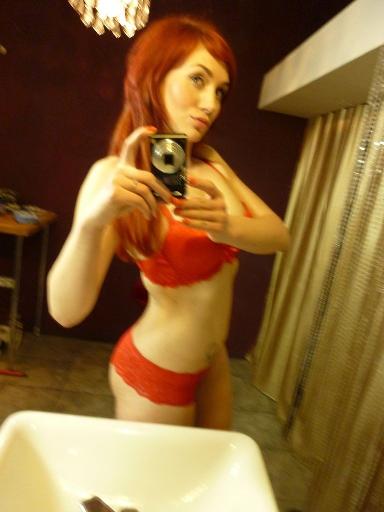 Sexy Amateurin macht Fotos im Badezimmer
 #67677715