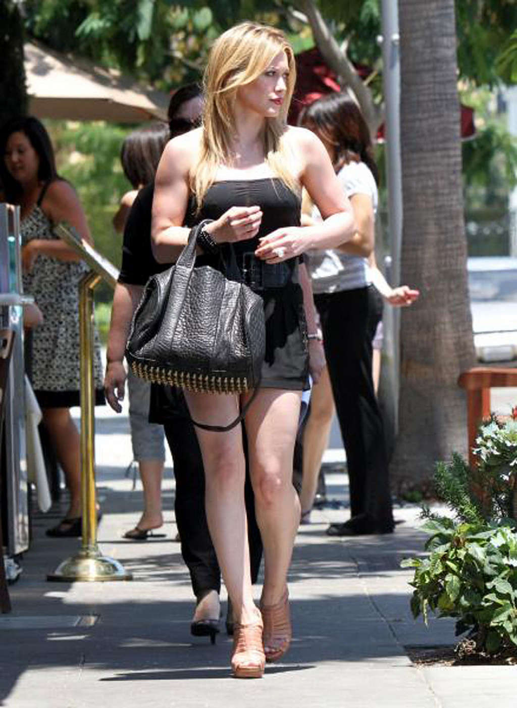 Hilary duff exponiendo su cuerpo sexy y sus piernas calientes en mini falda
 #75340646