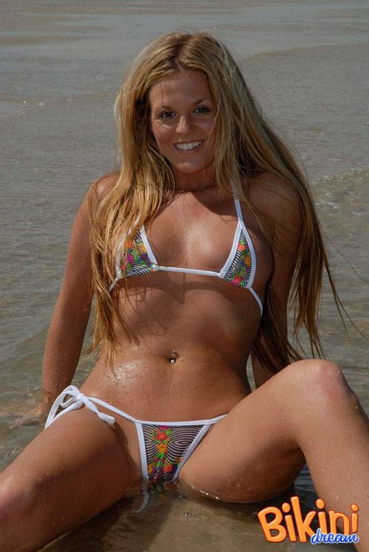 Babe in einem winzigen Tanga-Bikini am Strand
 #72303670