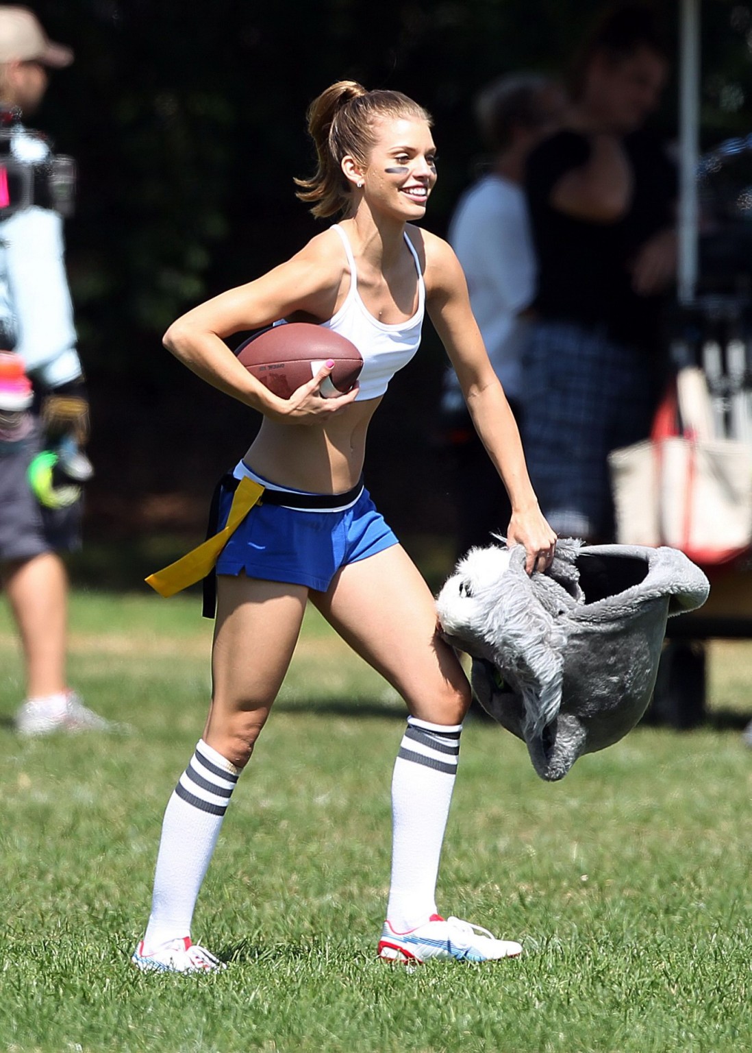 Annalynne mccord trägt bauchfreie Shorts bei '90210'-Darstellung in la
 #75251696