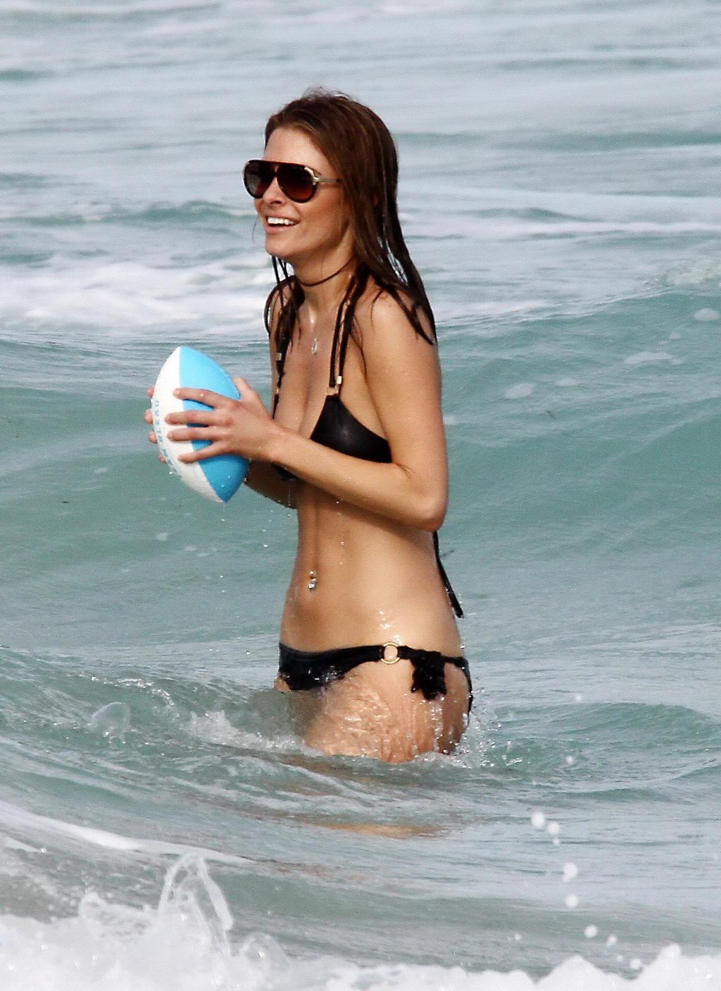 Maria menounos en bikini noir mouillé sur la plage de Miami.
 #75322077