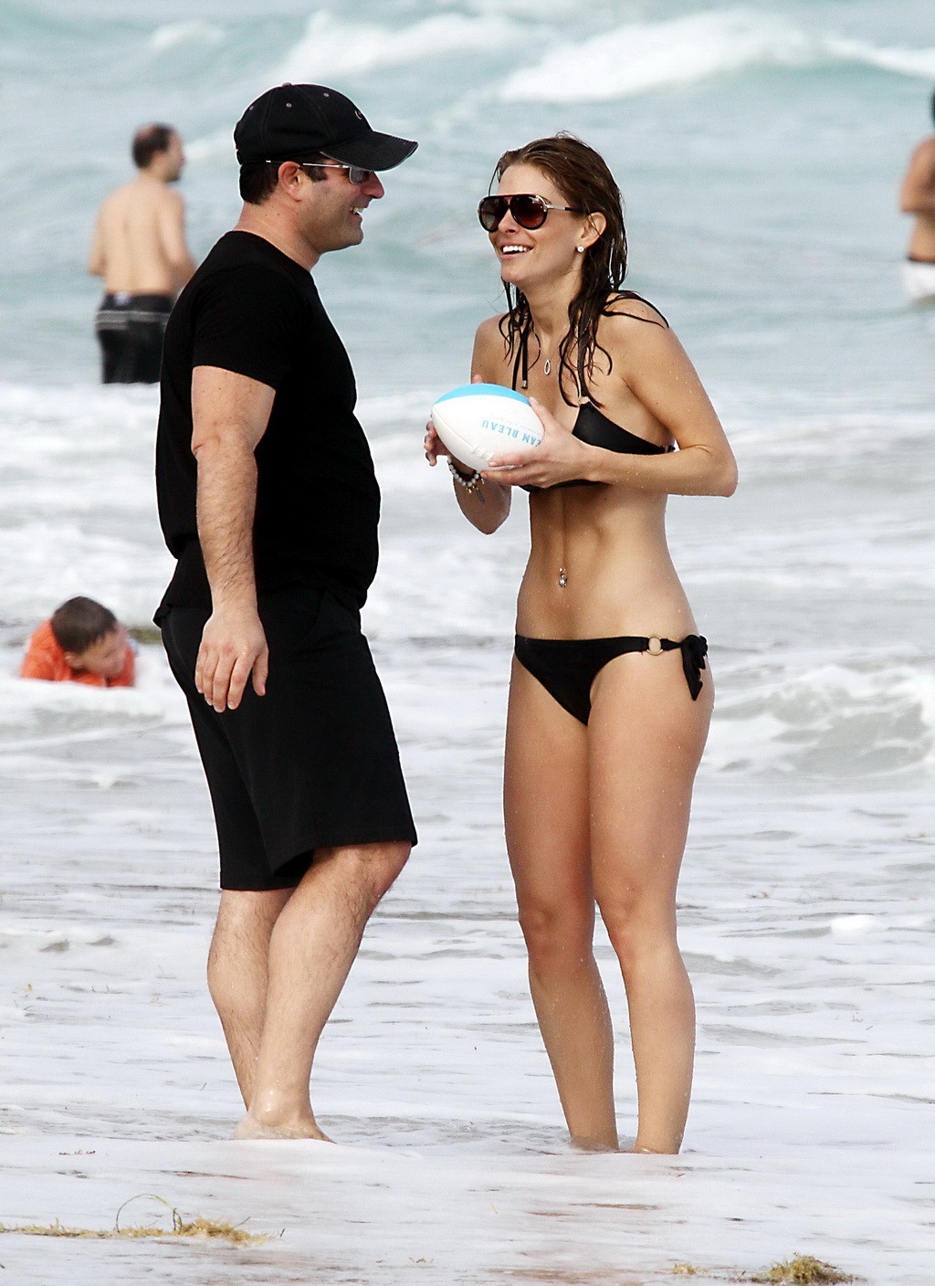 Maria menounos en bikini noir mouillé sur la plage de Miami.
 #75322124