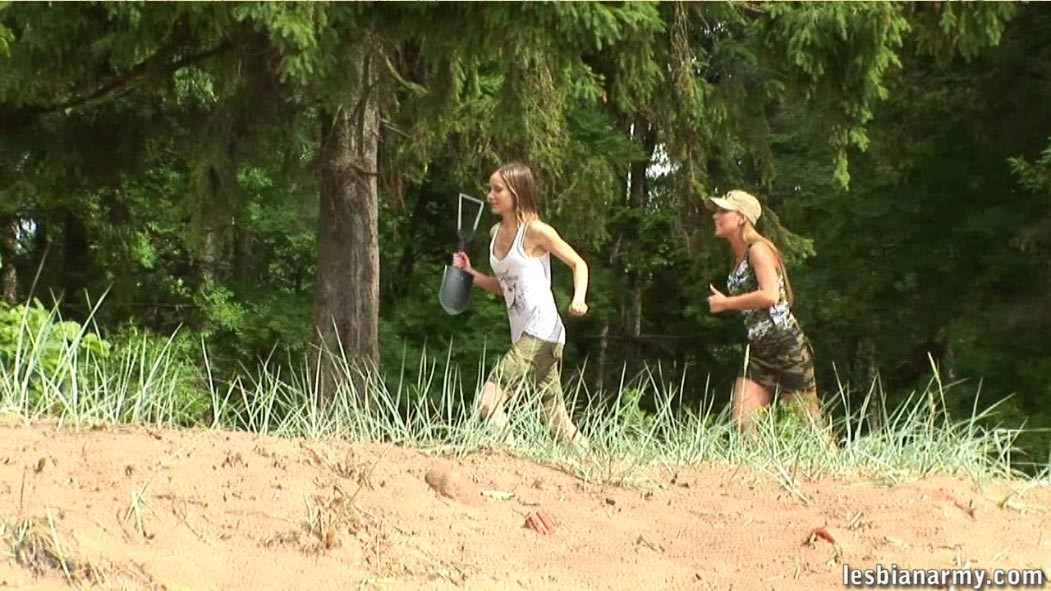 Entrenamiento desnudo de una flaca del ejército
 #73254535