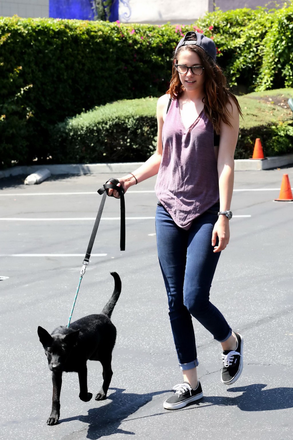 Kristen Stewart che mostra il suo reggiseno nero in un top rosa see-thru e jeans stretti ou
 #75223327