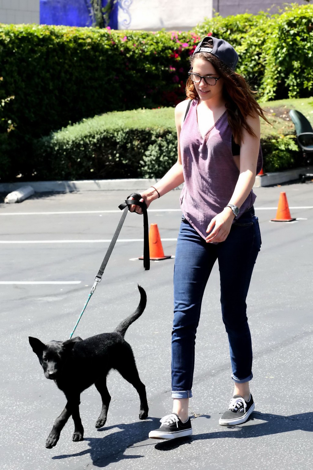 Kristen Stewart che mostra il suo reggiseno nero in un top rosa see-thru e jeans stretti ou
 #75223345