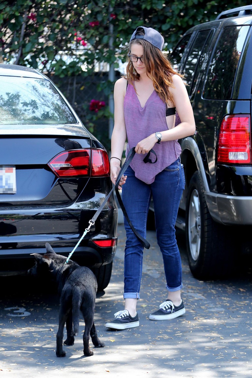 Kristen Stewart che mostra il suo reggiseno nero in un top rosa see-thru e jeans stretti ou
 #75223361