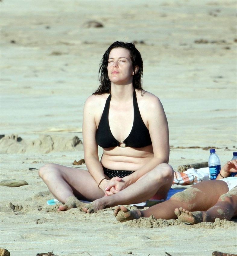 Schauspielerin Liv Tylers perfekte kleine Titten und sieht heiß im Bikini aus
 #73193765