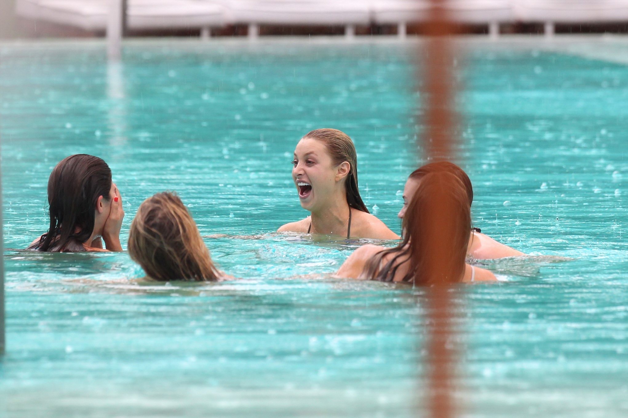 Whitney port sembra caldo indossando bikini in piscina a miami
 #75259244
