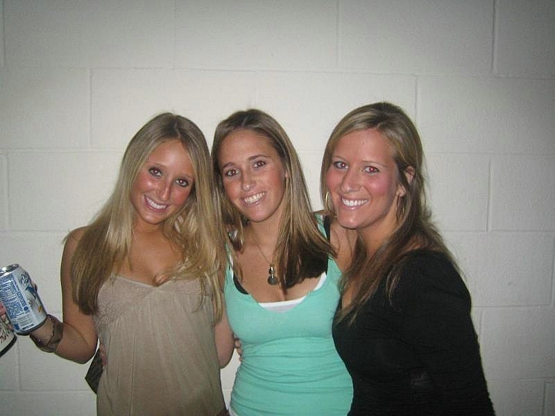 Wunderschöne nackte betrunkene Mädchen posieren vor der Kamera
 #71491067