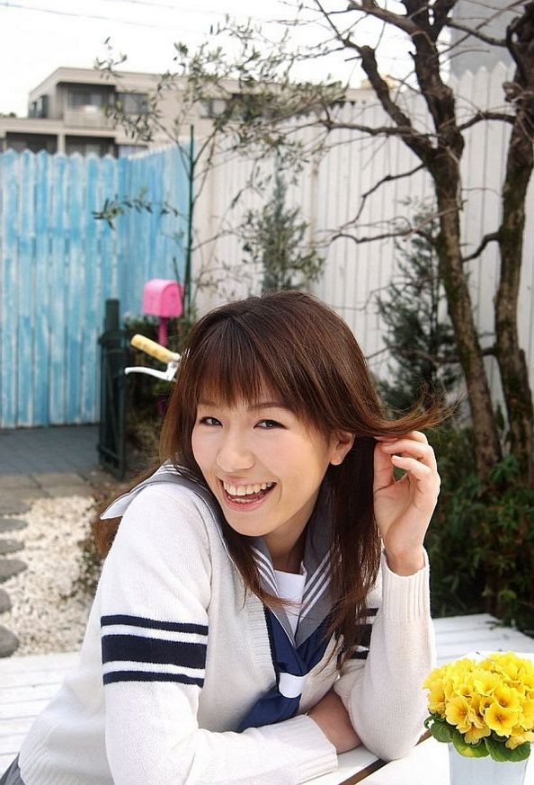 Towa aino, modèle d'écolière asiatique, montre une culotte blanche
 #69891506