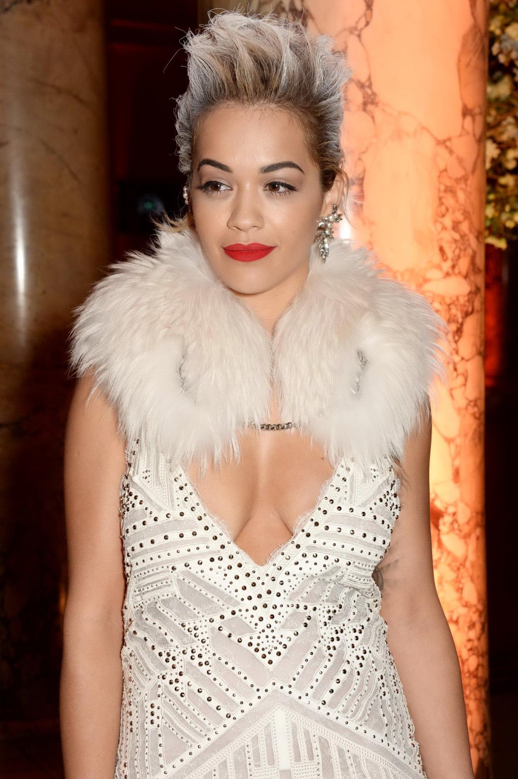 Rita Ora mostra un'enorme scollatura alla cena privata del glamour della moda italiana 
 #75200489