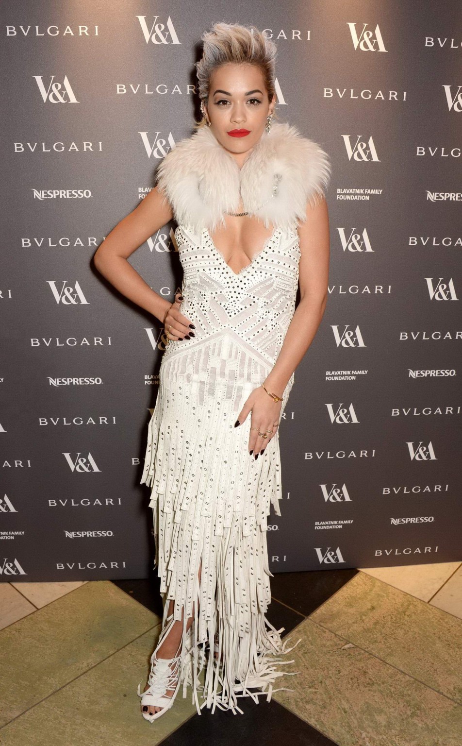 Rita Ora mostra un'enorme scollatura alla cena privata del glamour della moda italiana 
 #75200596