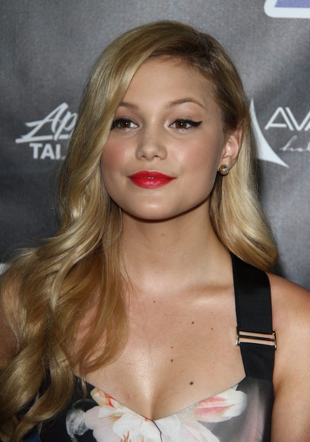 Olivia Holt che mostra la grande scissione in un vestito floreale stretto per il ballo dell'industria 
 #75186144