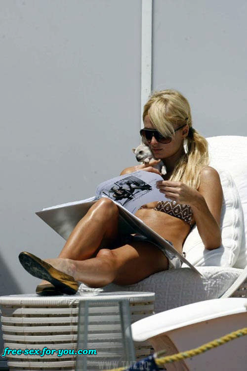 Paris Hilton posing naked and showing her tits to paparazzi #75431064