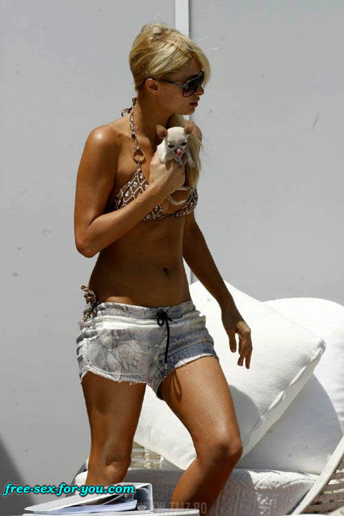 Paris hilton posando desnuda y enseñando las tetas a los paparazzi
 #75431075