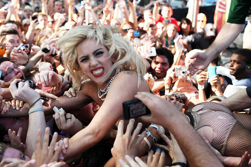 Lady Gaga mit Klebeband über ihren Brustwarzen im durchsichtigen Top auf der Bühne
 #75337572