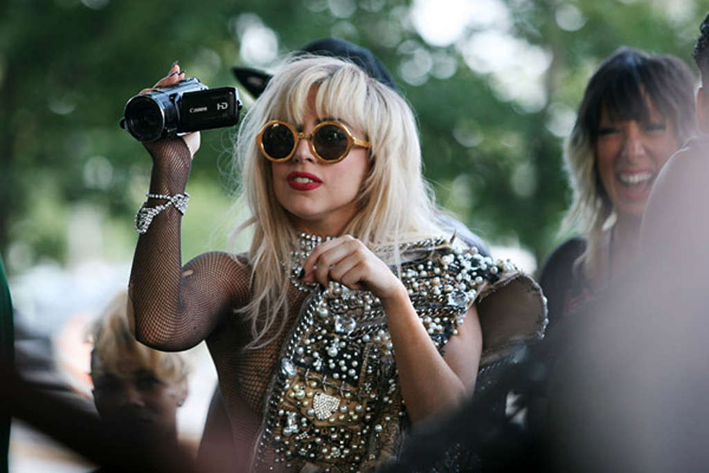 Lady Gaga mit Klebeband über ihren Brustwarzen im durchsichtigen Top auf der Bühne
 #75337584