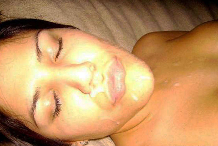 Photos d'une jeune fille perverse qui a reçu une charge de sperme dans le visage.
 #67668528