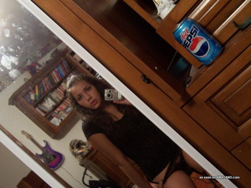 Recopilación de una traviesa mexicana lamiendo sus redondas tetas
 #77027956