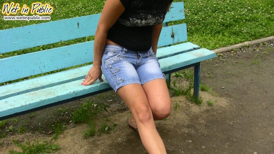Curvy bitchie in pantaloncini di jeans si piscia confusamente su una panchina
 #78595210