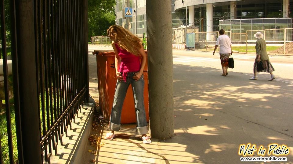 Slut sottile in jeans stretti si piscia mentre non ha trovato un bagno
 #73245634