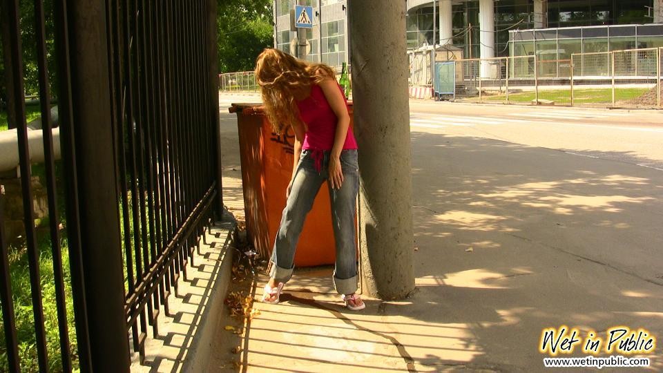 Slut sottile in jeans stretti si piscia mentre non ha trovato un bagno
 #73245646