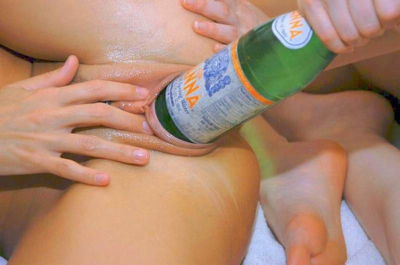Flasche in ihre Muschi
 #73215027
